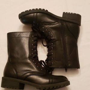 Arizona black booties size 5.5m